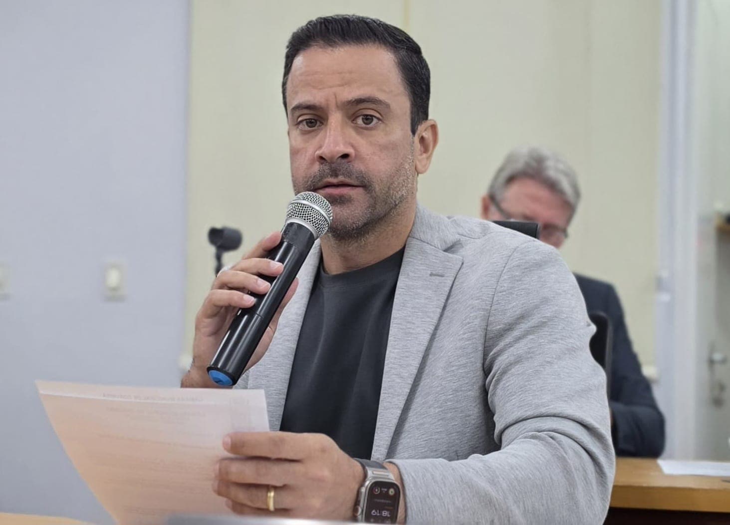 Elinho busca informações sobre falta de vagas em creches municipais