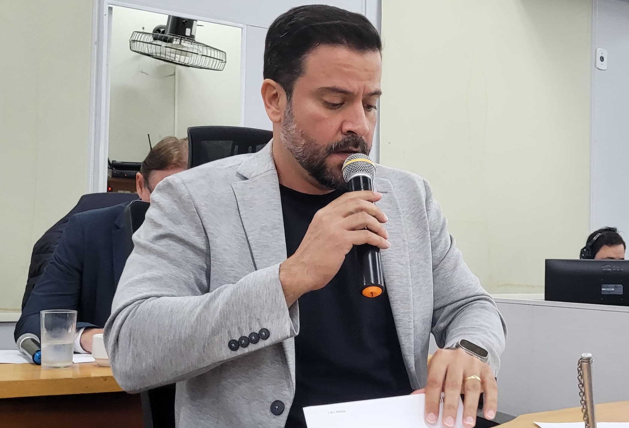 Elinho solicita transporte coletivo para atender moradores de Porto Esperança