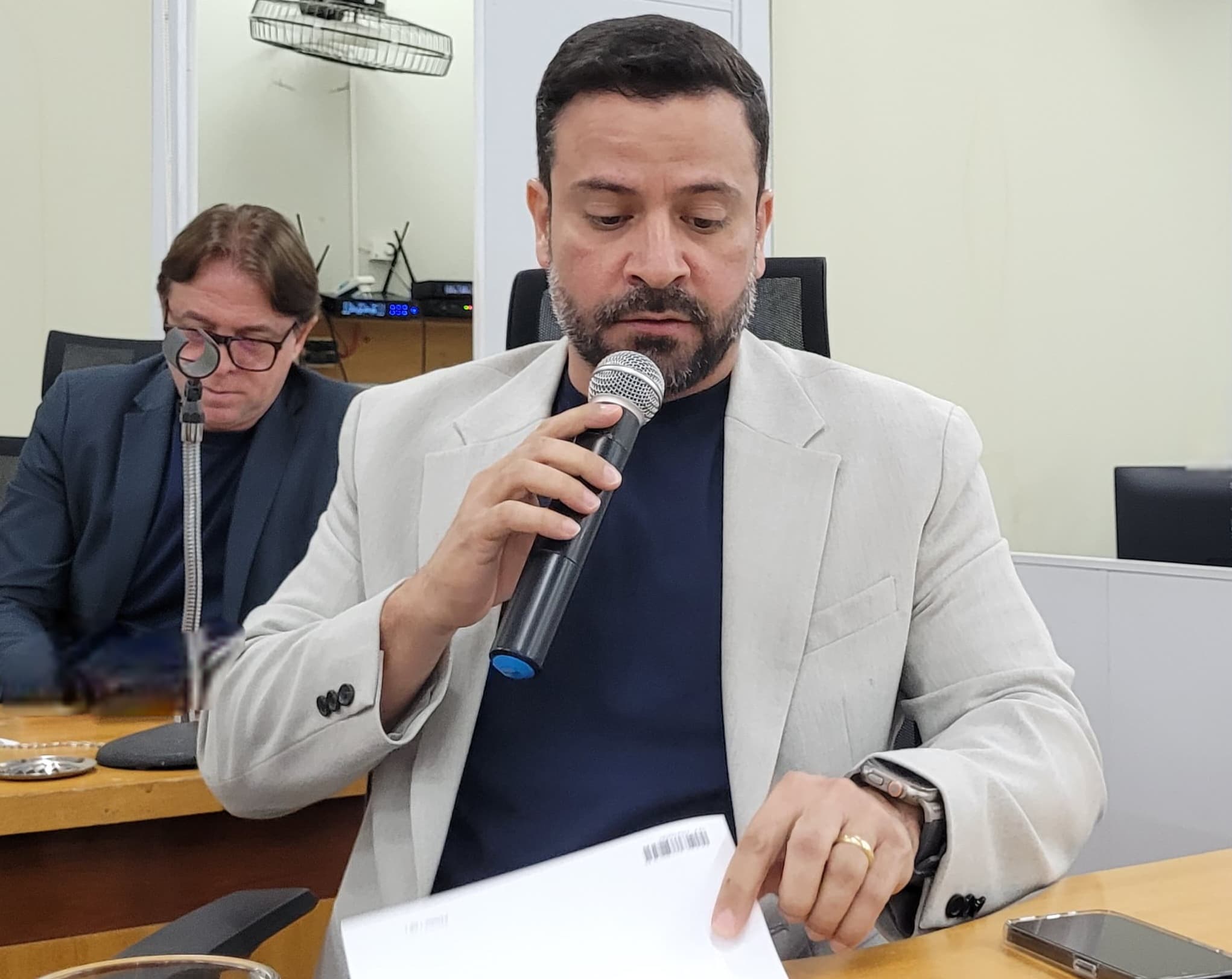 Remoção de carcaça de ônibus é solicitada pelo vereador Elinho Junior