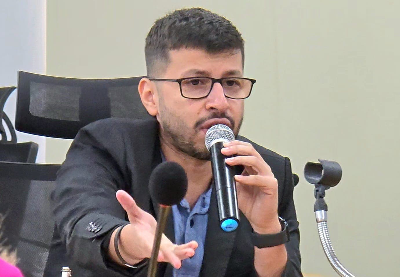 Após pavimento asfáltico, Allex cobra sinalização viária da Rua Ladário, no centro