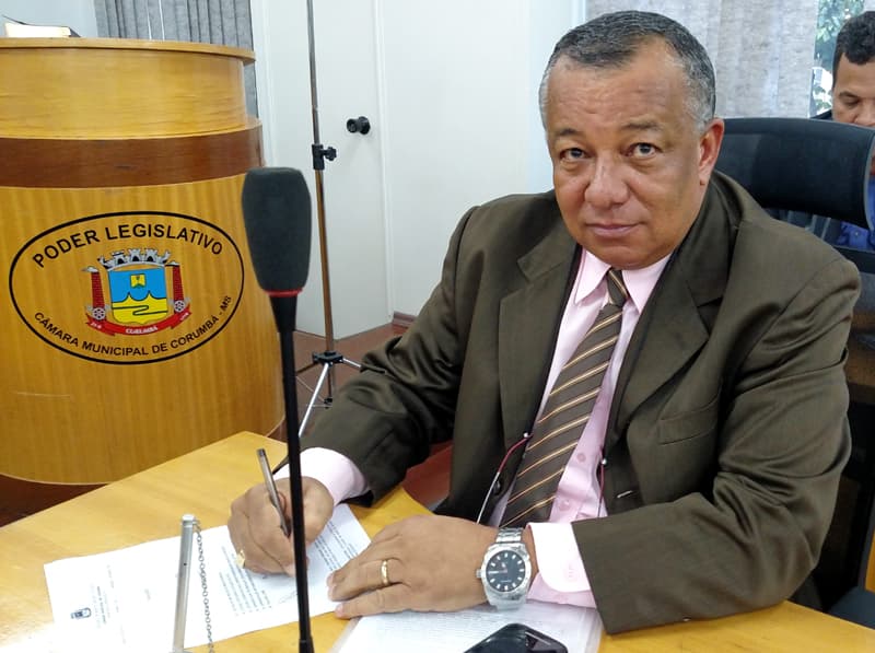 Tadeu pede informações sobre contrato para fornecimento de material didático