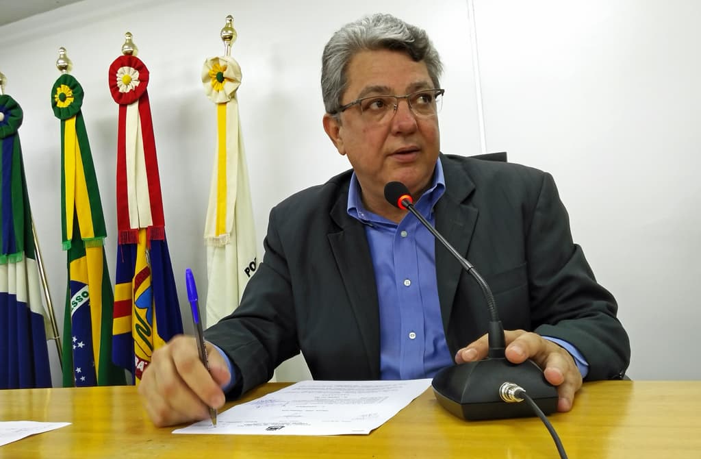Vereador solicita limpeza de canteiro central da Rio Branco até Ladário