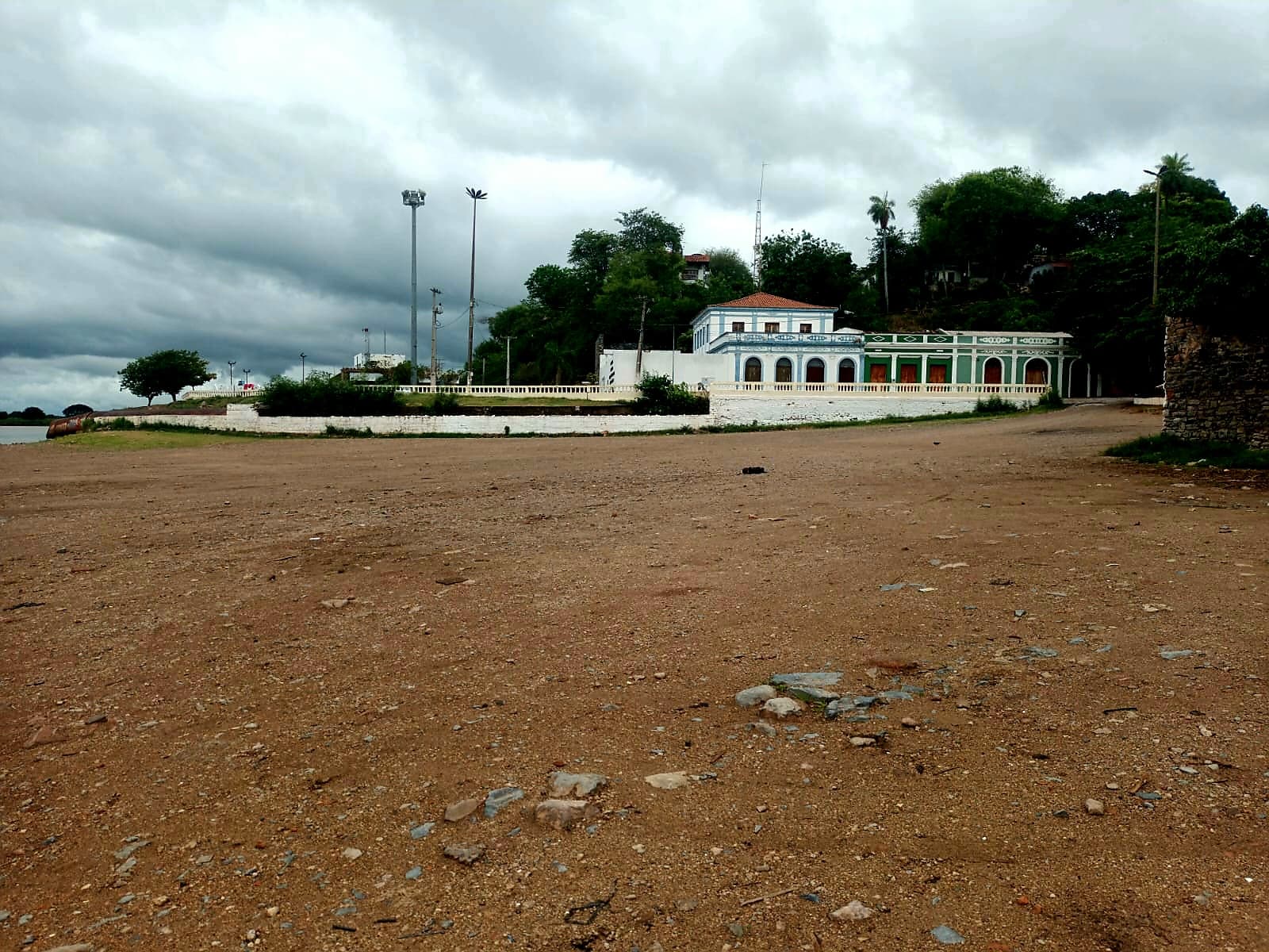 Samyr reivindica instalação de lixeiras na prainha do Porto Geral