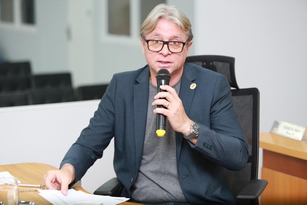 Vereador homenageia empresa turística e professor por dedicação ao futebol amador