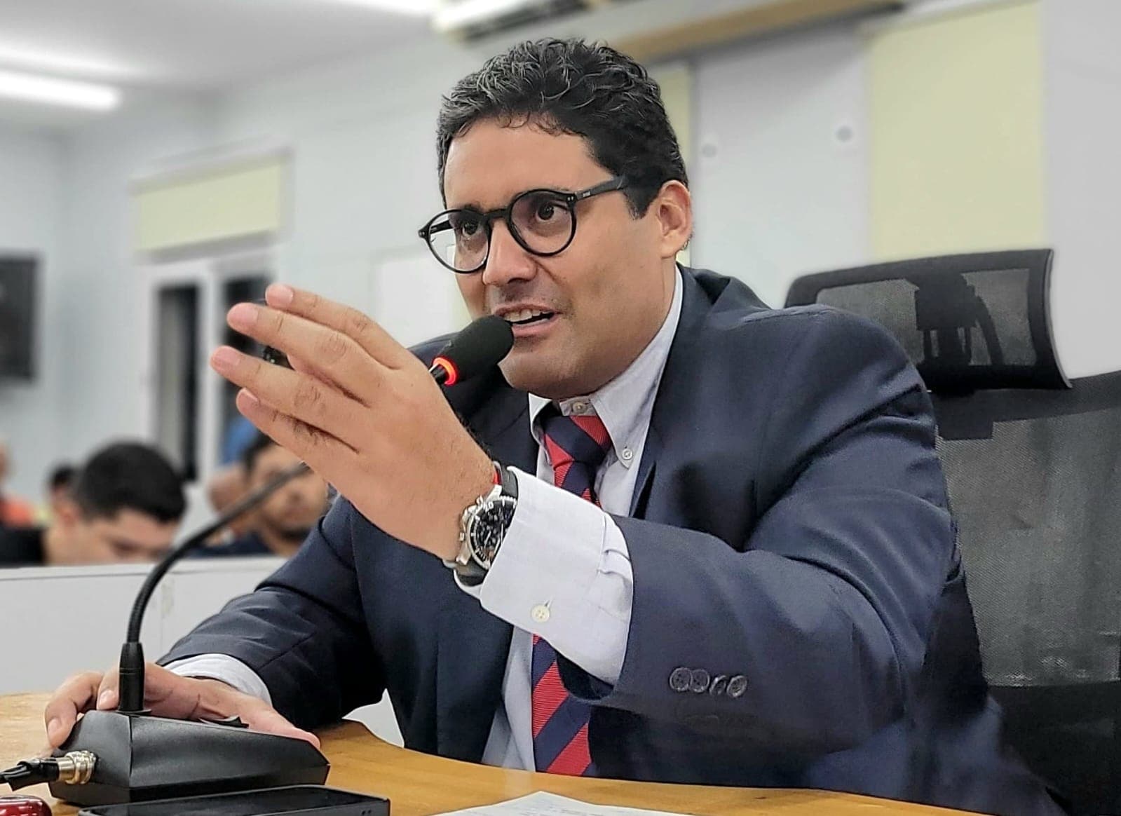 Chicão busca apoio em Brasília para construção de casas e aquisição de ônibus escolar