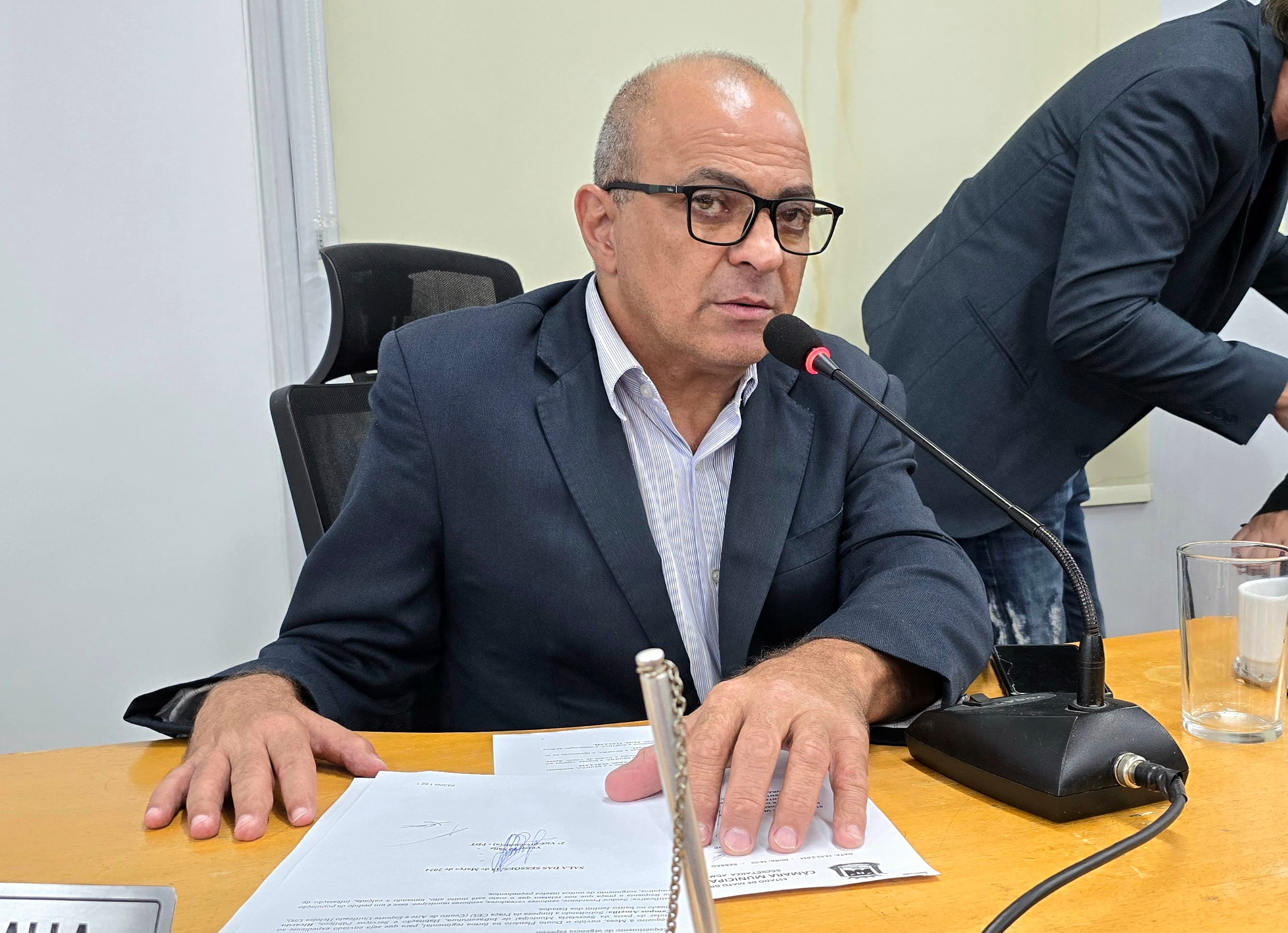 Vereador pede urgência na substituição de aparelhos de ar-condicionado nas escolas da Reme