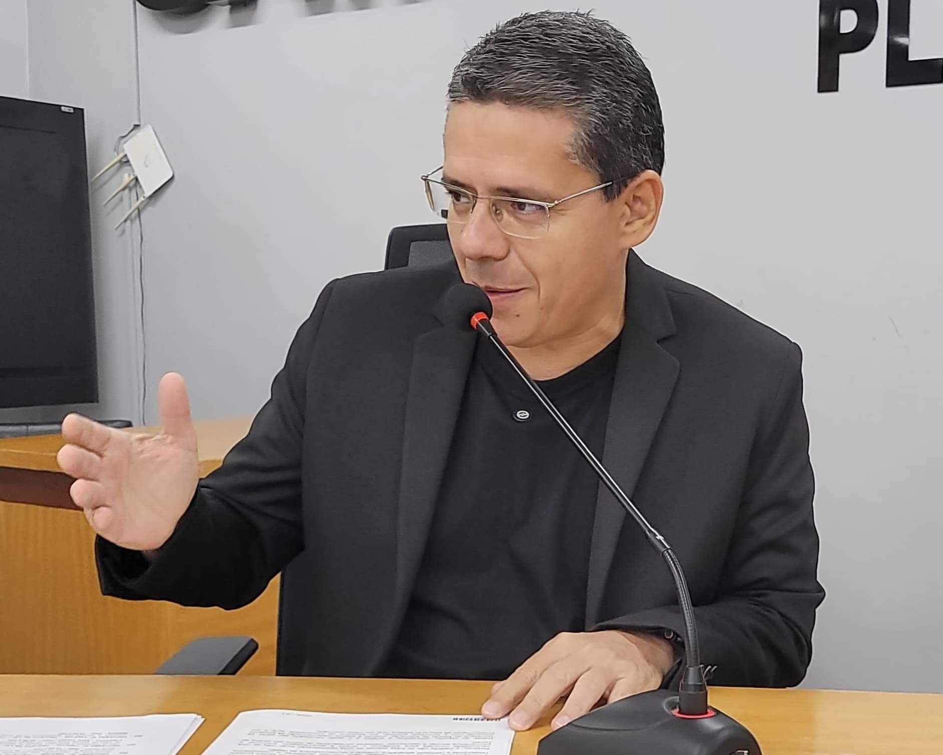 Alexandre solicita manutenção de microônibus que transporta pacientes de hemodiálise