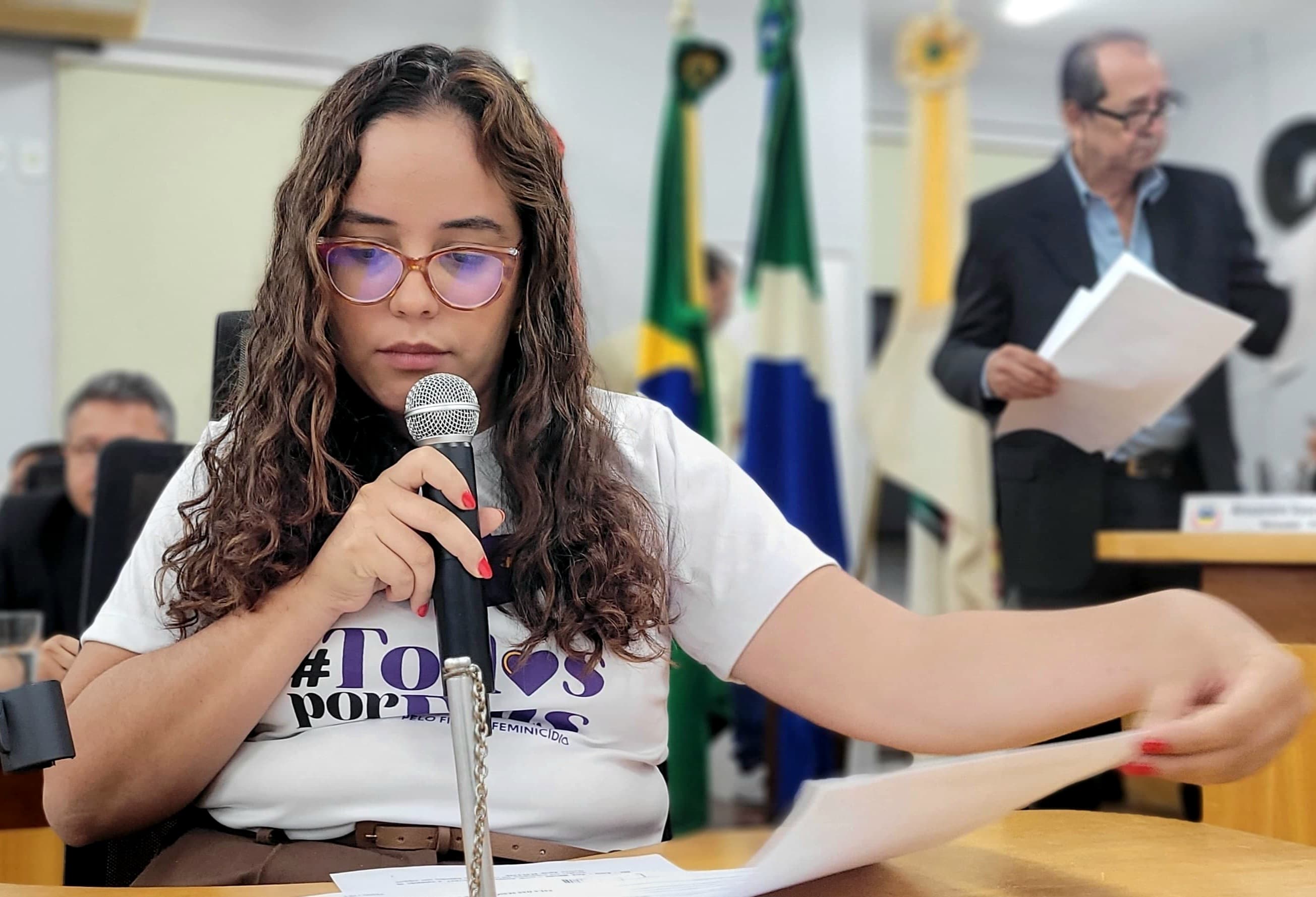 Hanna Santana cobra solução para quadra de escola destruída há mais de um ano
