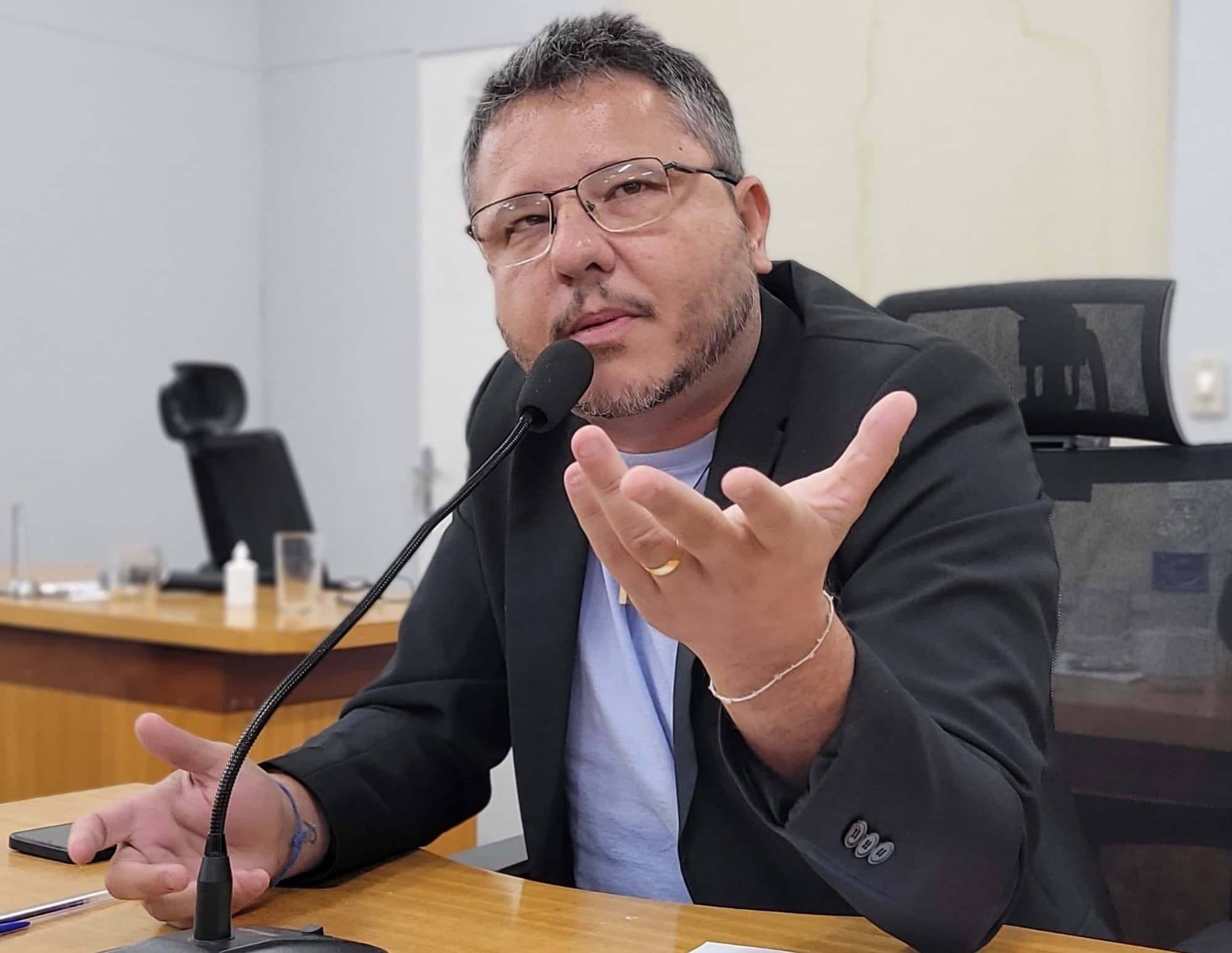 Cazarin busca informações sobre profissionais de apoio escolar para atender alunos com TEA