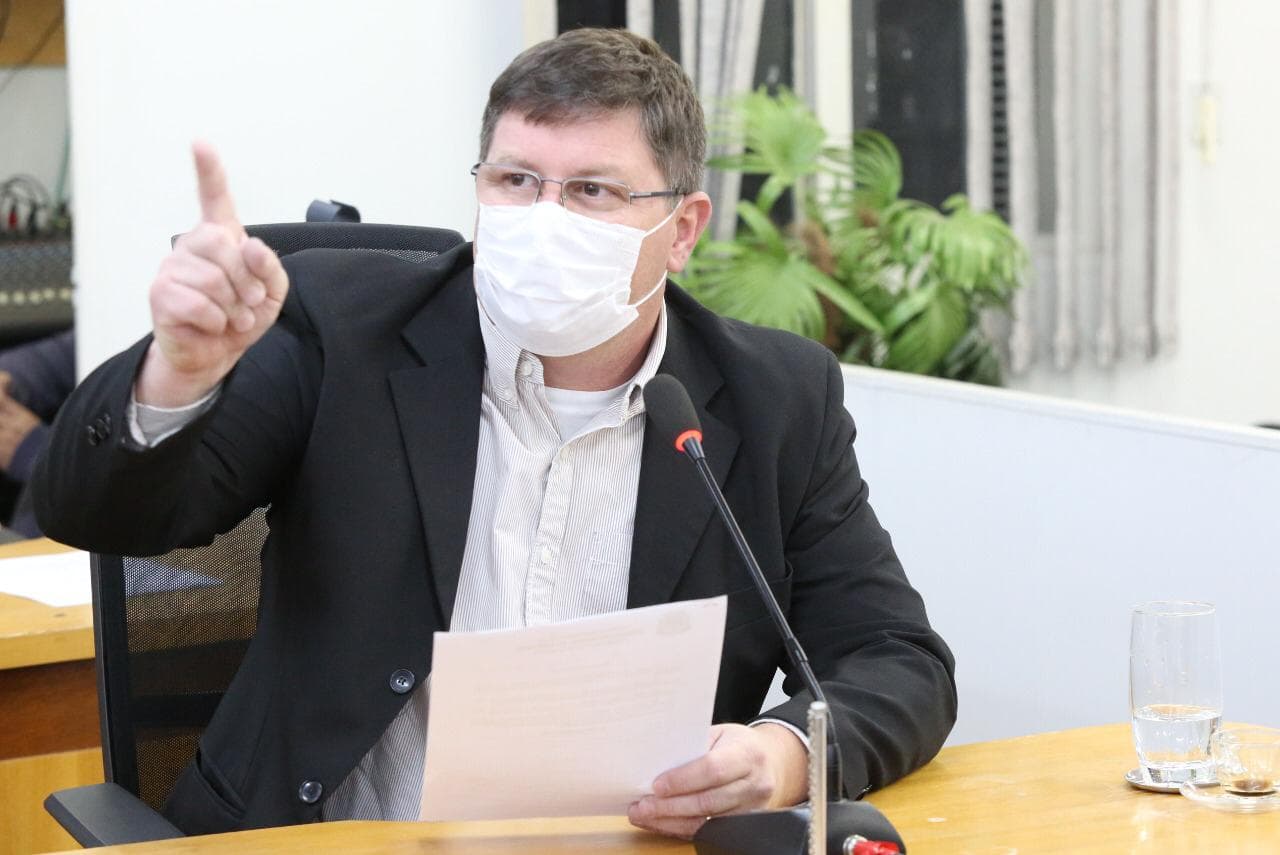 Vereador reivindica melhor estrutura na quadra de basquete da praça do Universitário