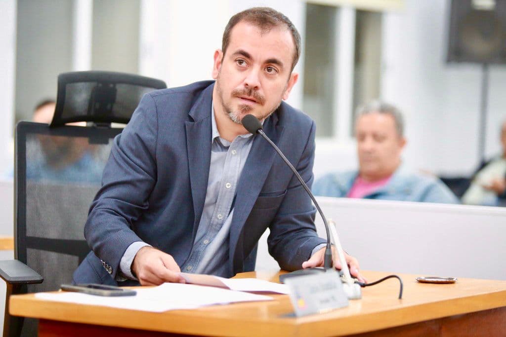 Vereador enaltece iniciativa de atacadista em reforçar sinalização de vagas exclusivas