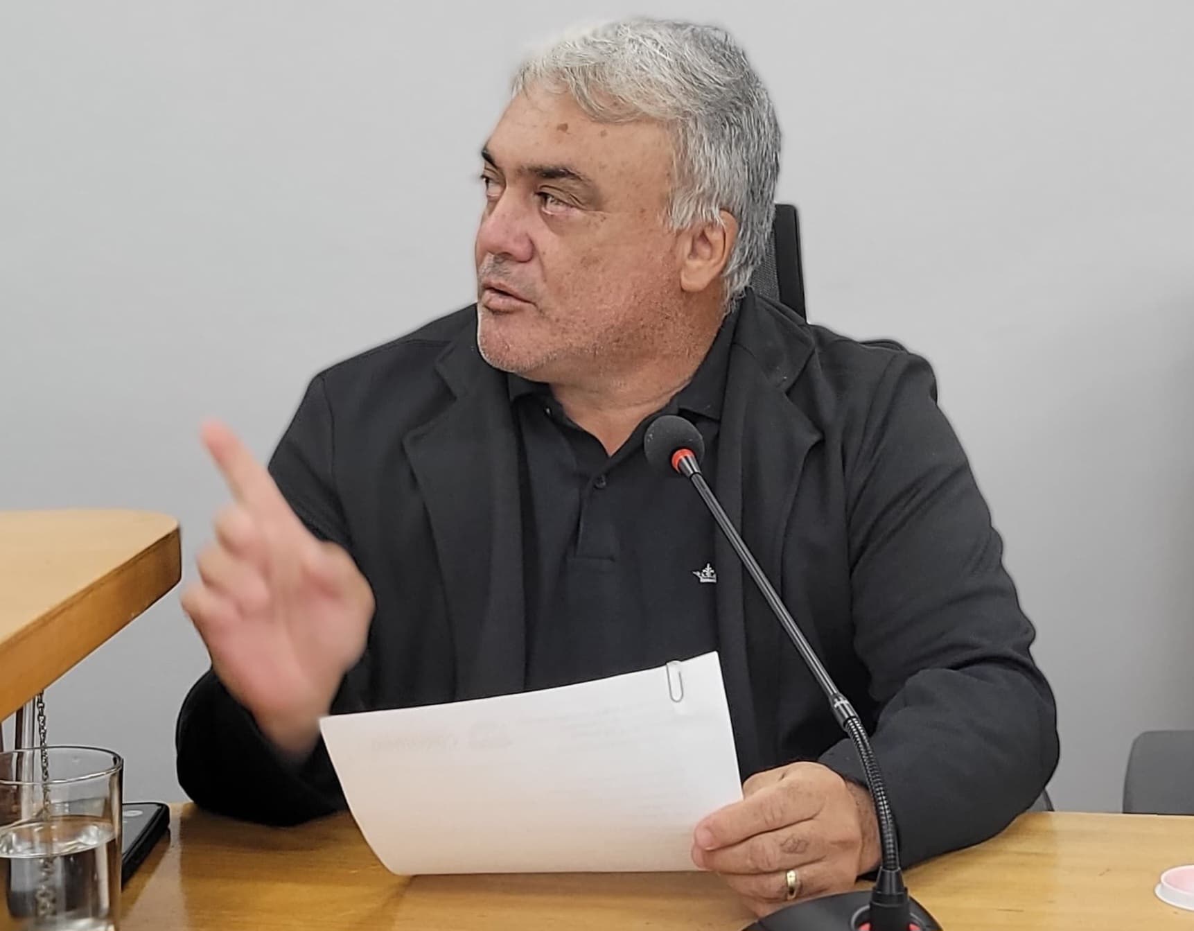 Genilson cobra recuperação de pavimento da Rio Branco com a Senador Paulino Costa