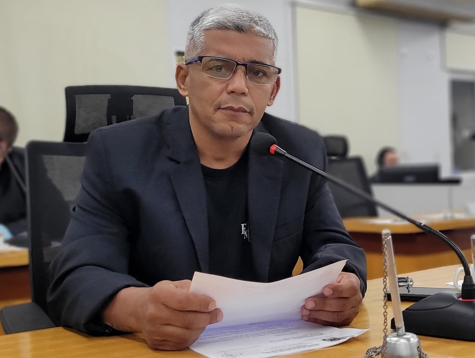 Edinaldo pede recuperação de área de estacionamento em via central da cidade