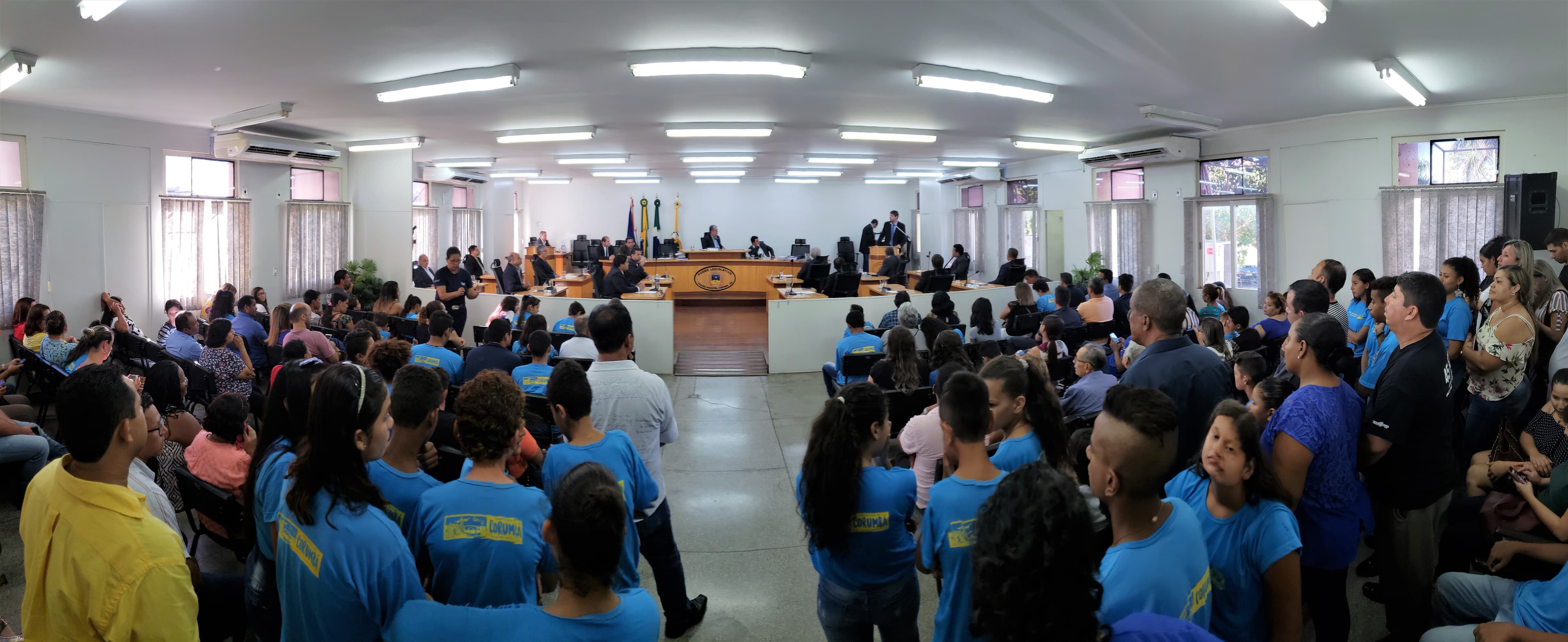 Alunos que se destacaram durante o ano, são homenageados na Câmara