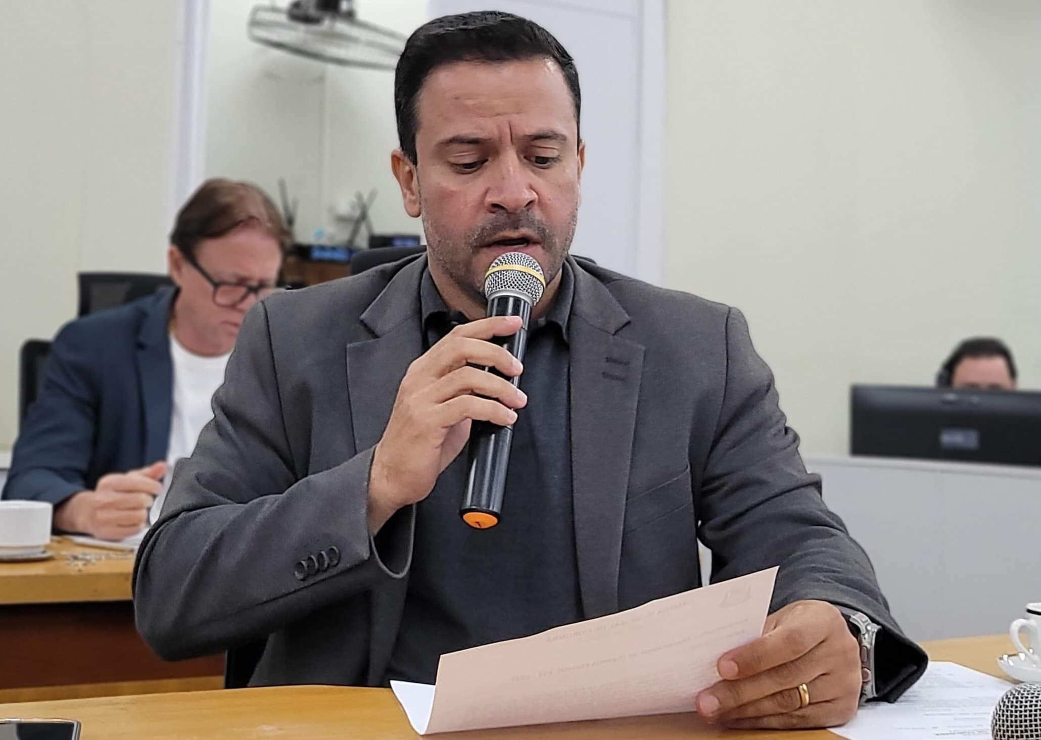 Elinho cobra apuração de conduta de médico na UBS Simone Flores