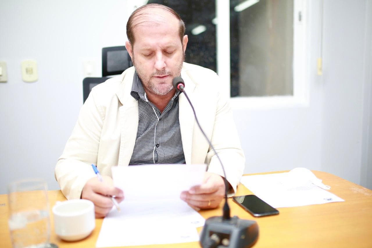Vereador reivindica recuperação de pavimento da Rua Firmo de Matos