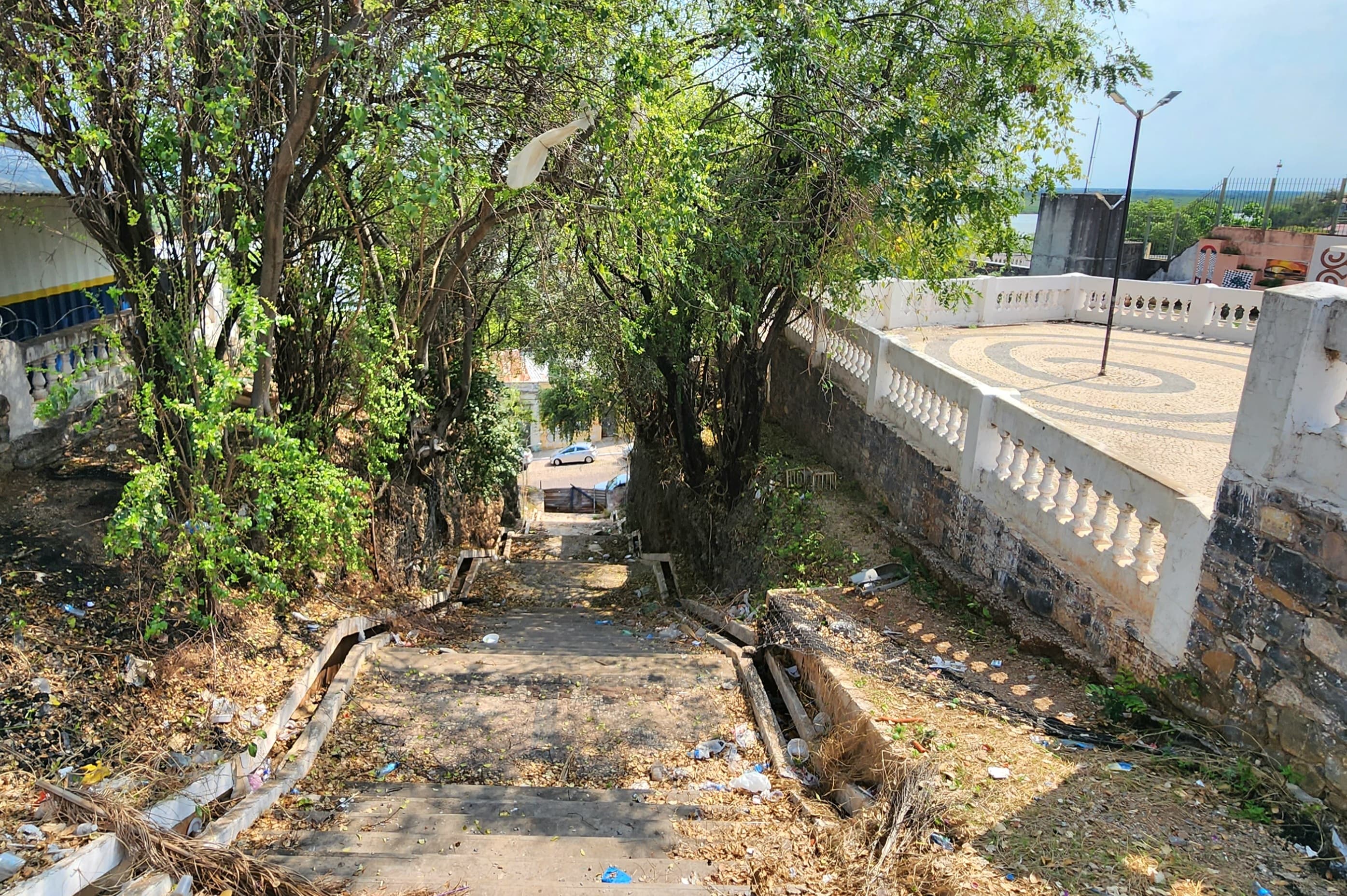 Vereador pede informações sobre prazo de conclusão das obras da Escadinha da 15