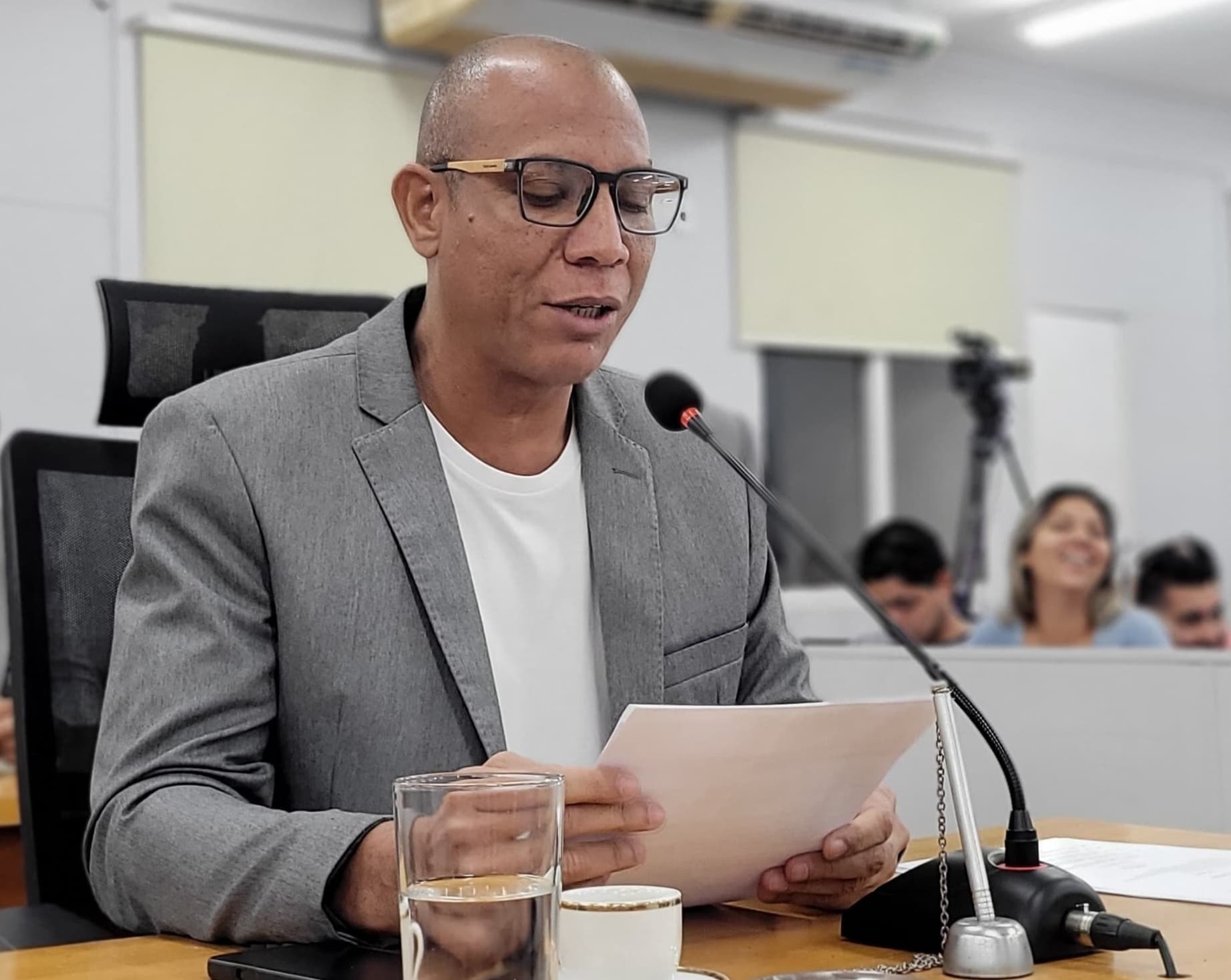 Hesley pleiteia instalação de lixeiras em frente às escolas da rede municipal