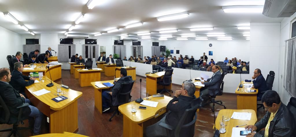 Pelo WhatsApp, moradora solicita recuperação do pavimento da Dom Pedro I
