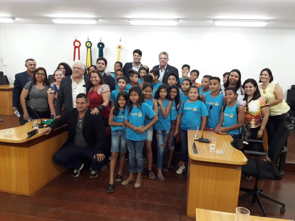 Crianças pedem cobertura de área em escola para atividades esportiva e recreativas