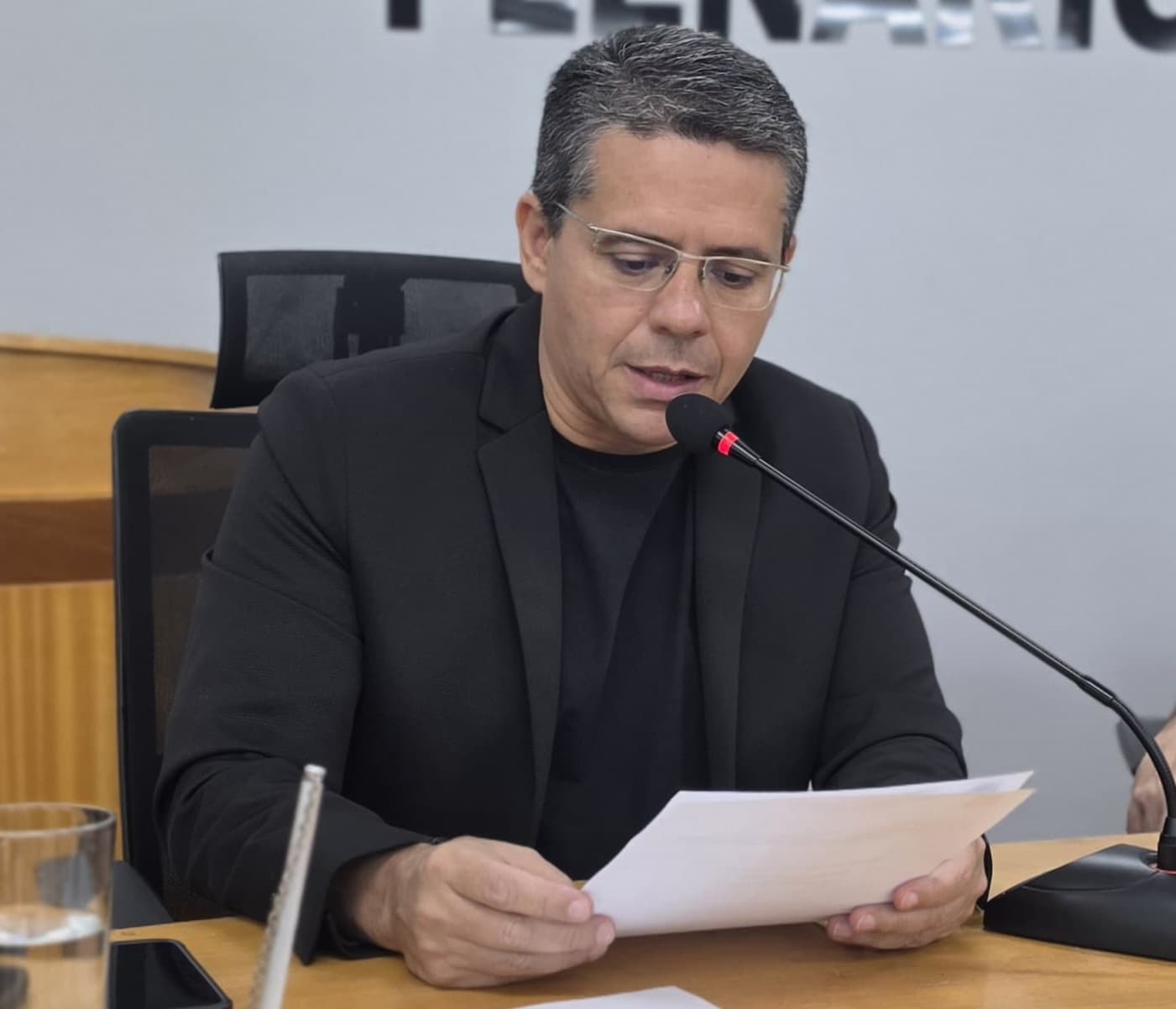 Alexandre busca detalhes sobre serviços de melhoria da sinalização viária na cidade