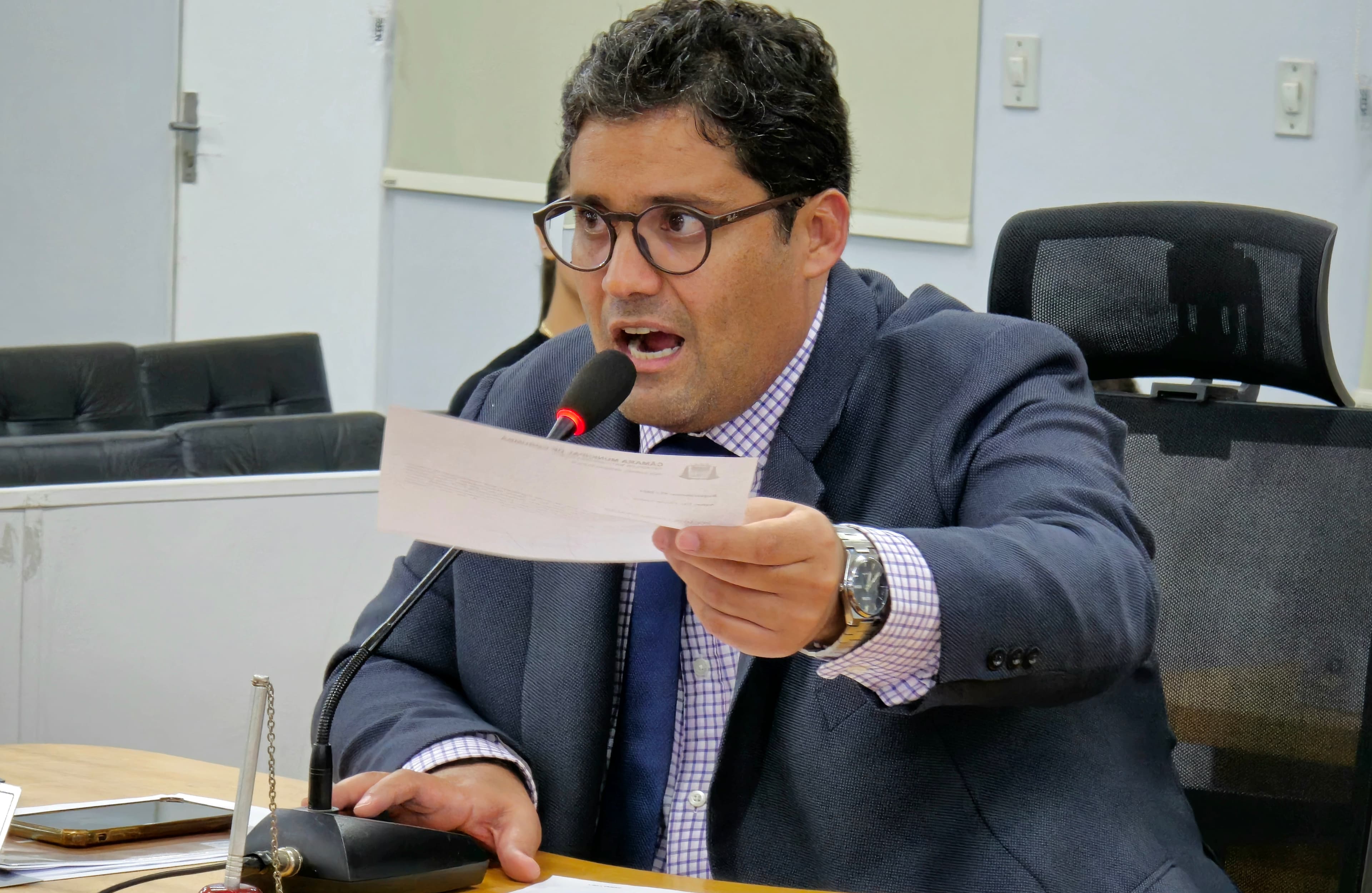 Vereador pede informações sobre contratação de empresa sem licitação