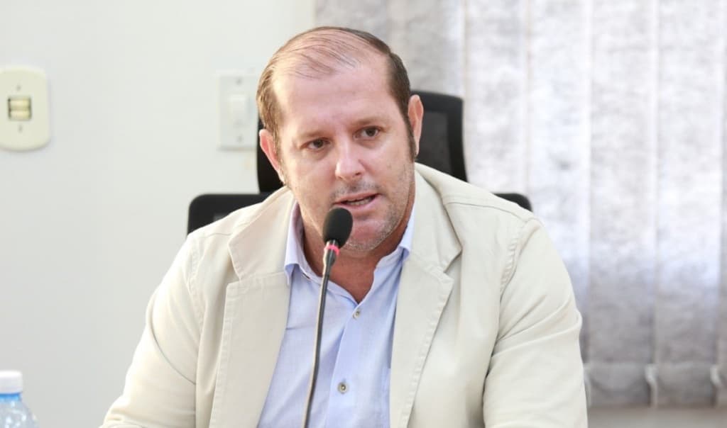 Vereador pede e Agetrat reinstala placas de sinalização de trânsito no Dom Bosco