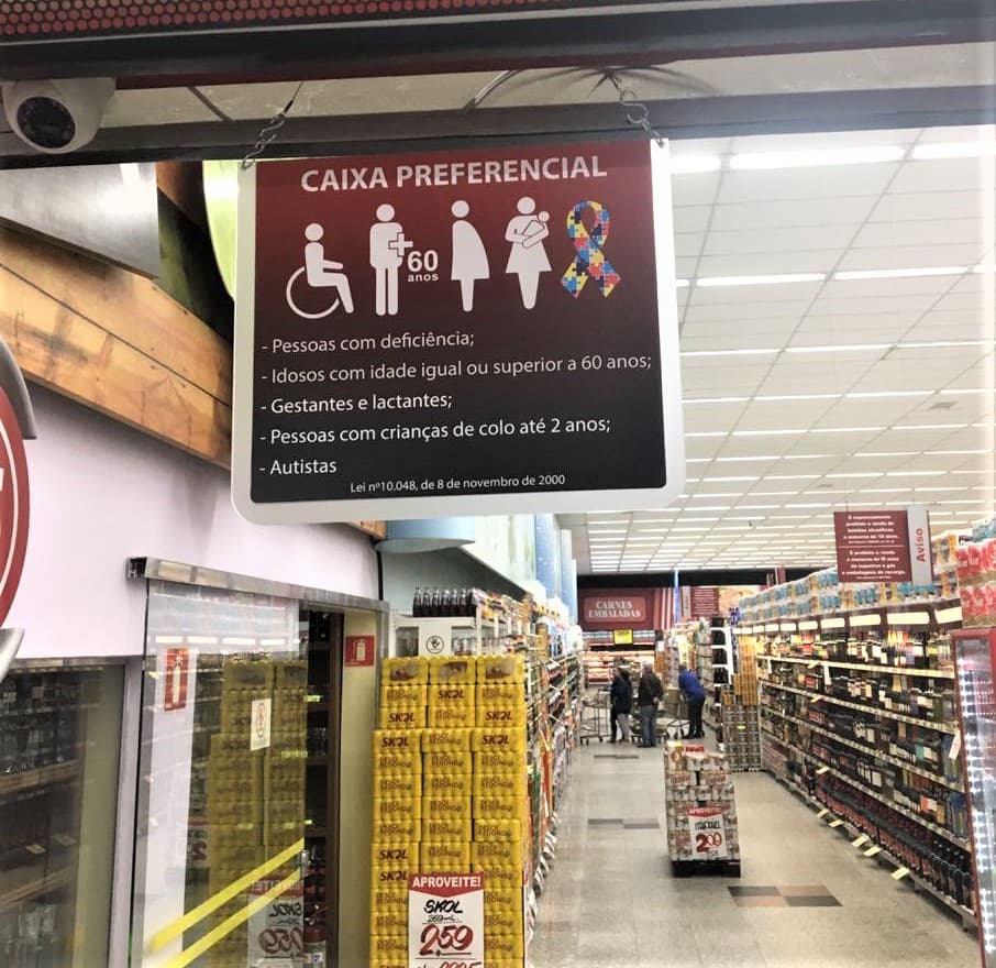 Projeto de Lei obriga símbolo do TEA em placas de atendimento prioritário