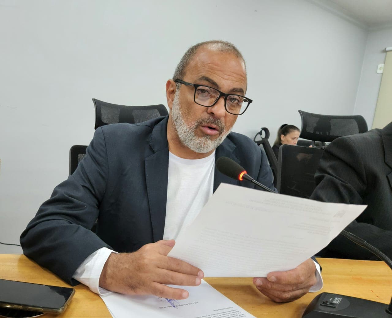 Asfalto da Rua Edu Rocha, na Nova Corumbá, é reivindicada por vereador na Câmara