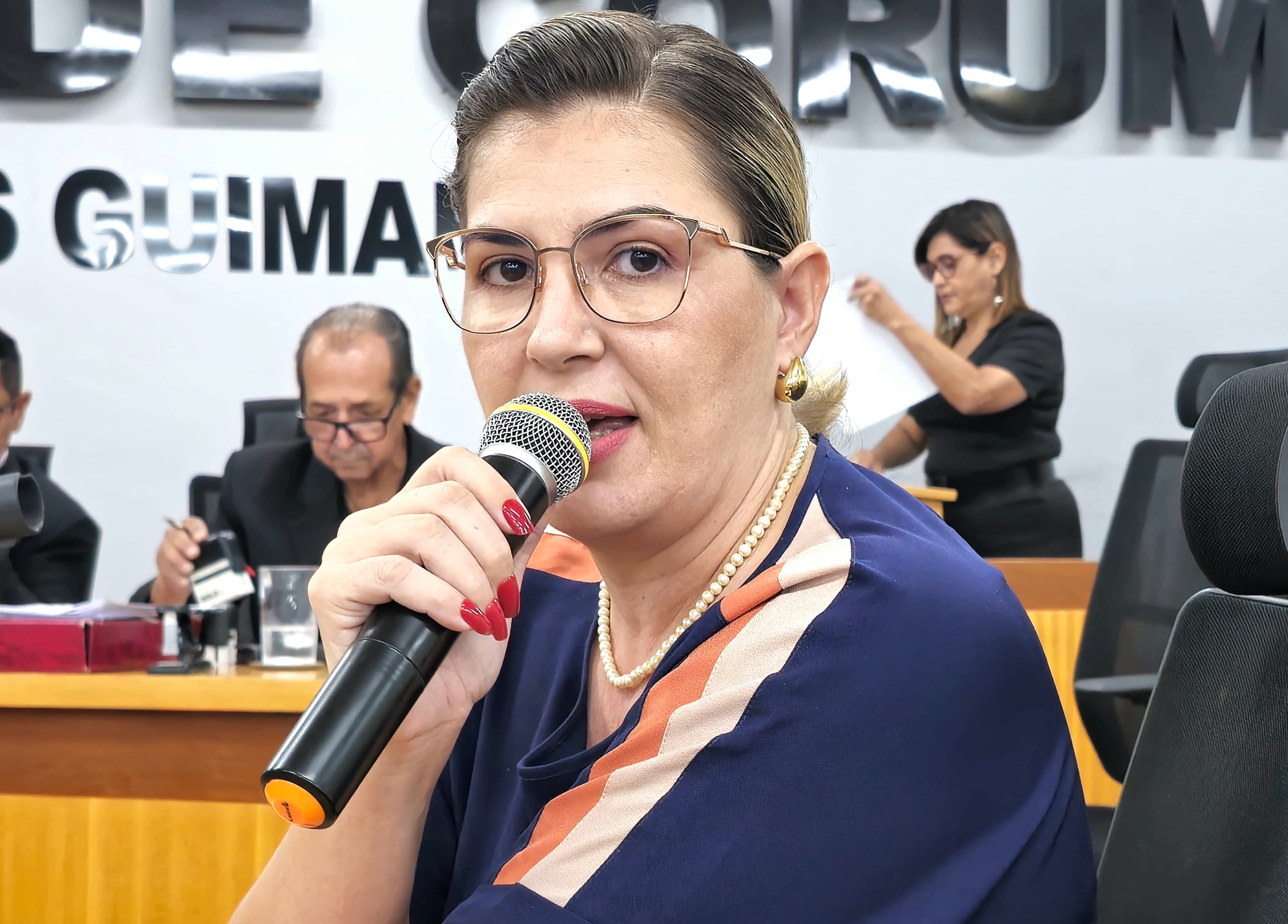 Vereadora alerta Saúde sobre processo licitatório para aquisição de ambulância