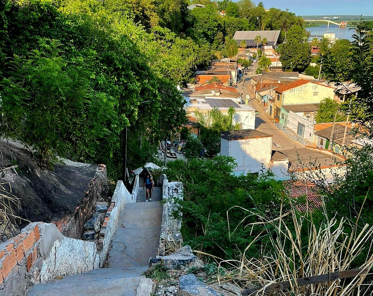 Revitalização de escadaria que liga centro ao Beira Rio é solicitada por Hanna, na Câmara