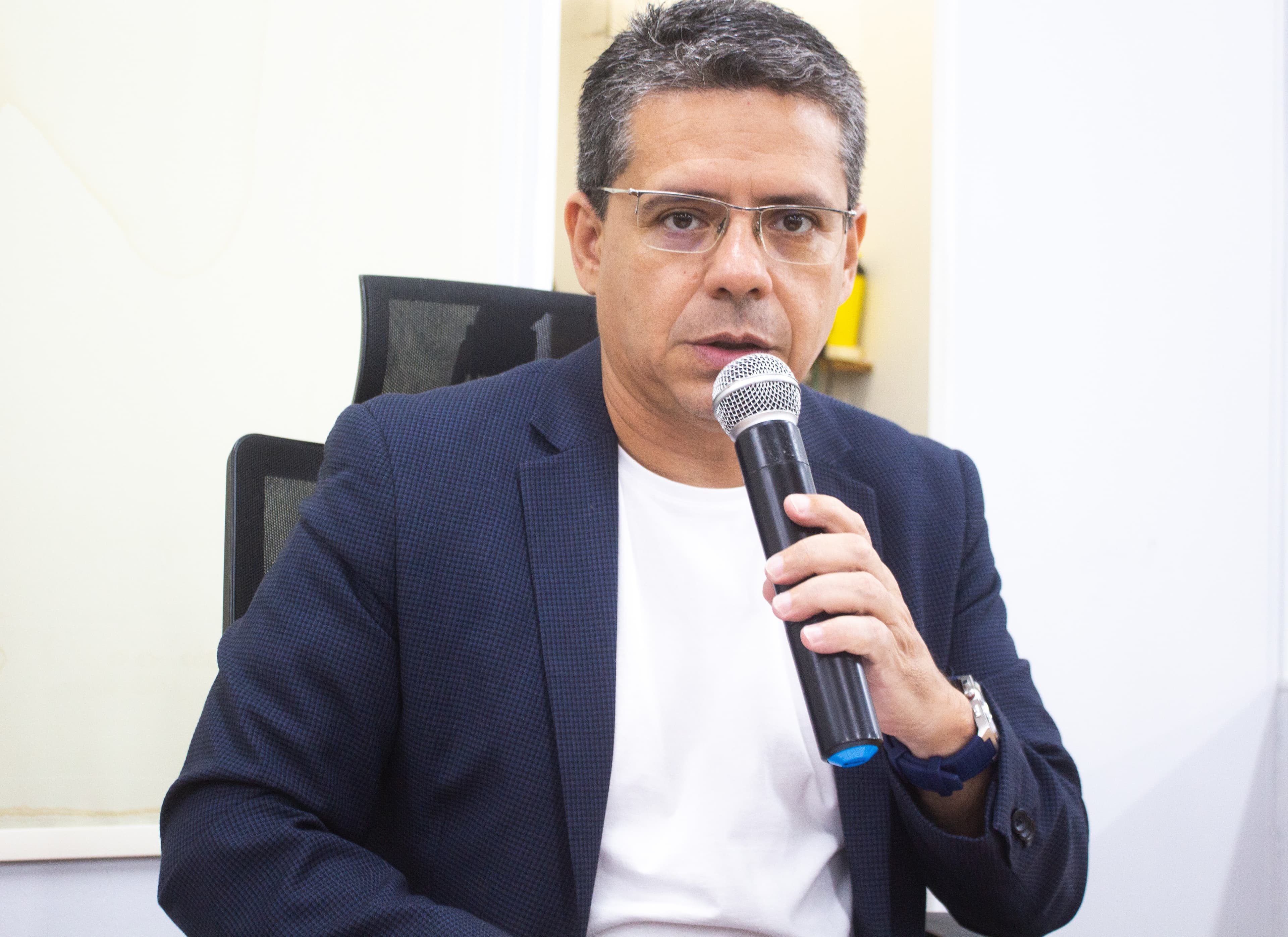 Alexandre solicita informações sobre problema no sistema de climatização do CEM