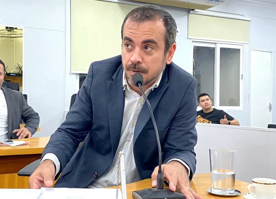 Vereador pede fiscalização de veículos estacionados em calçadas