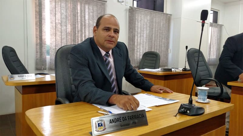 Vereador solicita limpeza de praça de esportes do bairro Cristo Redentor