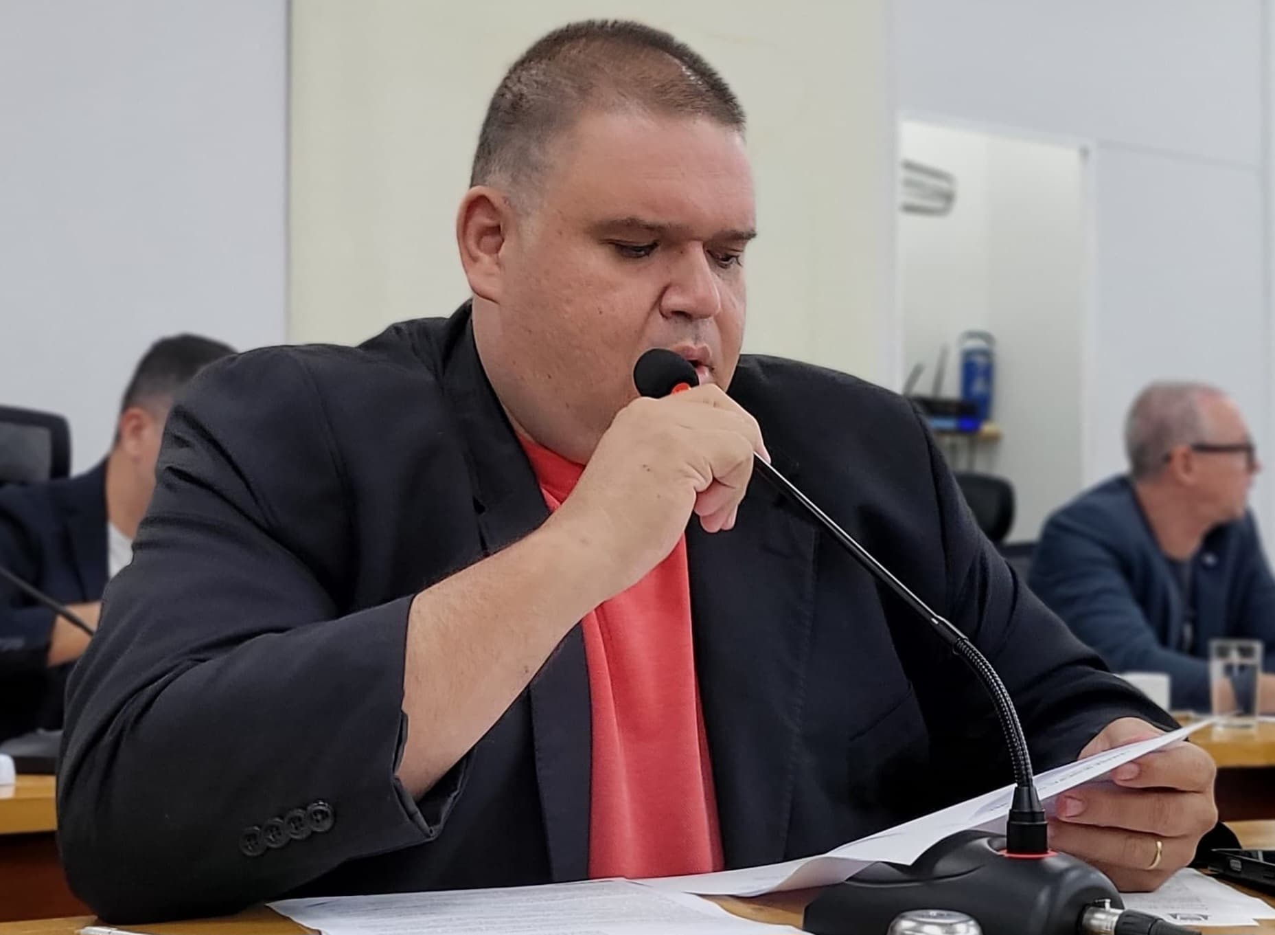 Na Câmara, Jovan pede providências para recuperação de trecho da Avenida Rio Branco