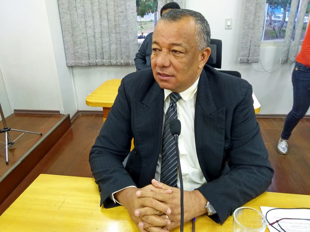Vereador Tadeu cobra melhorias em sanitários existentes no Transbordo