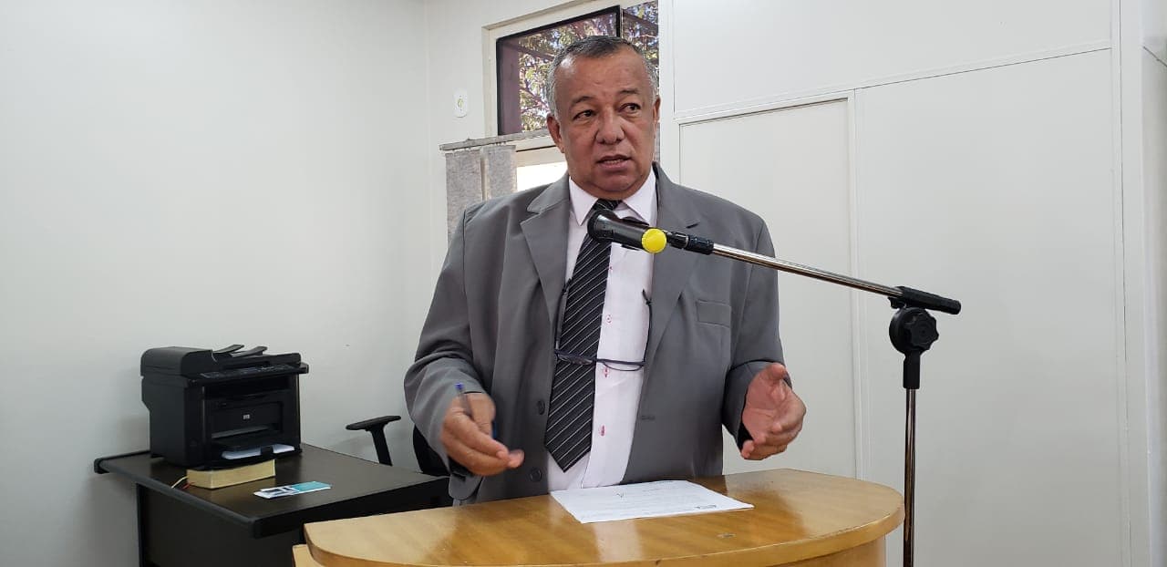 Vereador lembra que água deve escorrer livremente pela sarjeta