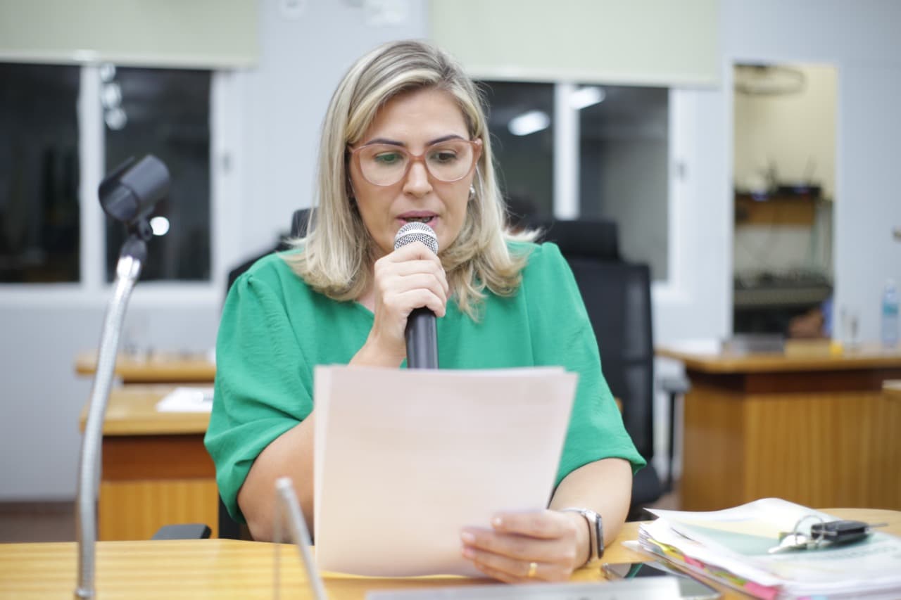 Vereadora pede que secretário explique contratação de empresa para manejo de resíduos sólidos