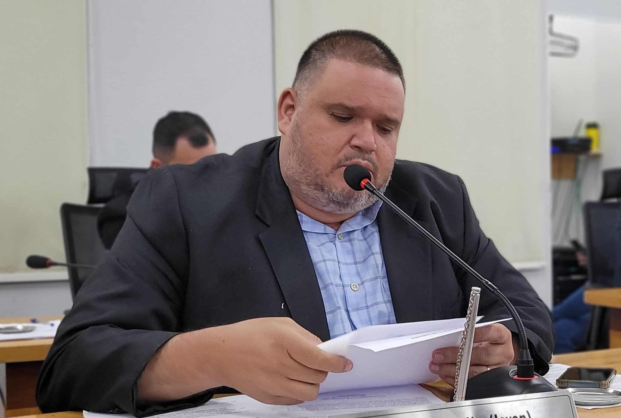 Jovan pleiteia ponto de ônibus na Rua Cabral, próximo ao Centro de Especialidades Médicas