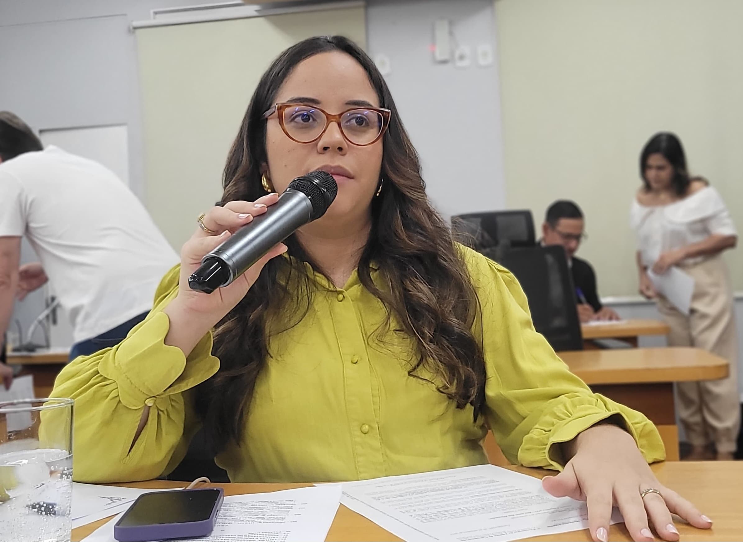Hanna cobra melhorias na sinalização viária próximo a escola no Bairro Aeroporto