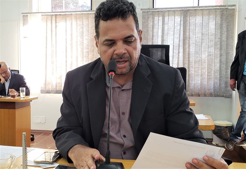 Vereador pede melhor sinalização de trânsito no Distrito de Albuquerque