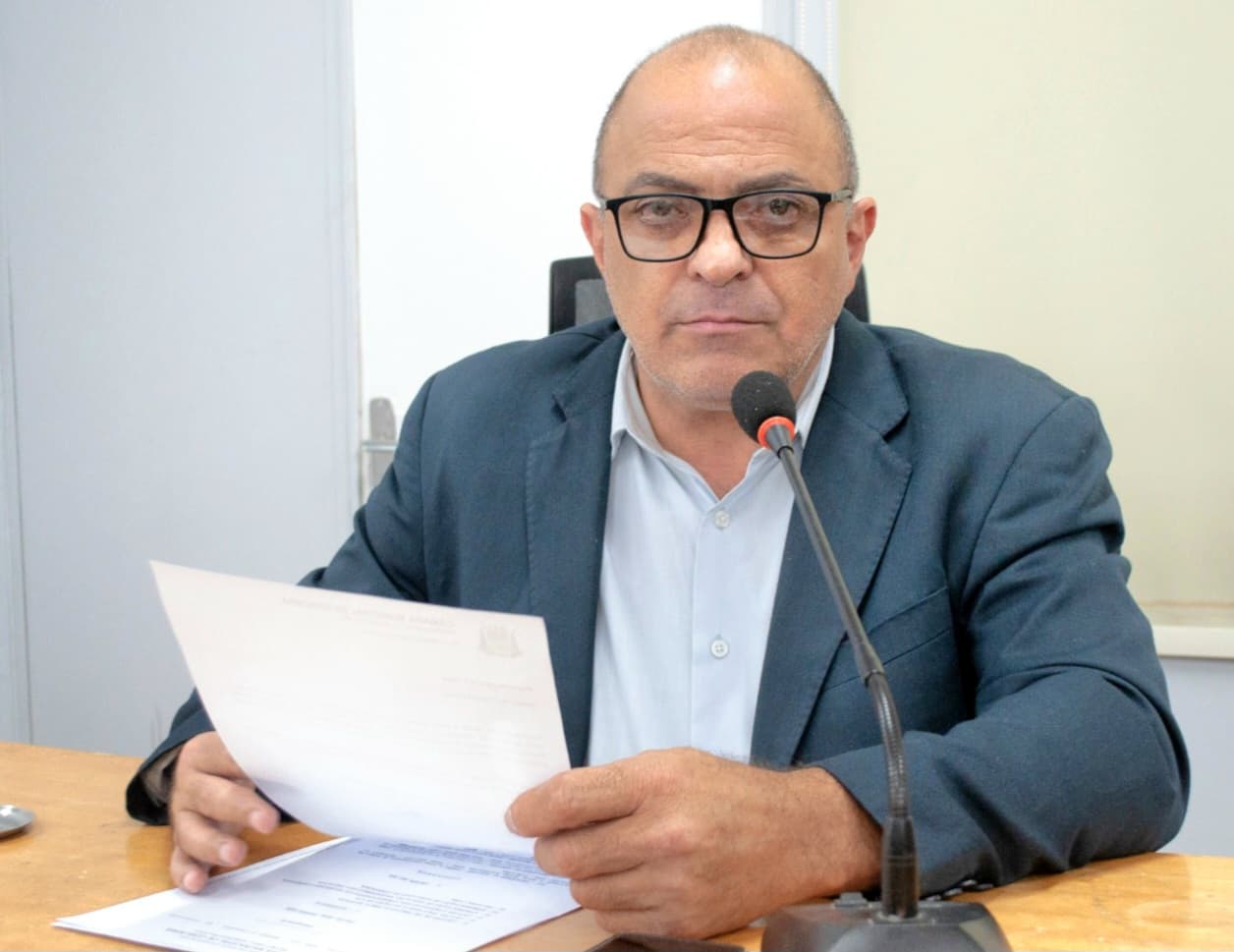 Vereador pede limpeza e poda de árvores e matagal às margens da Ramão Gomez