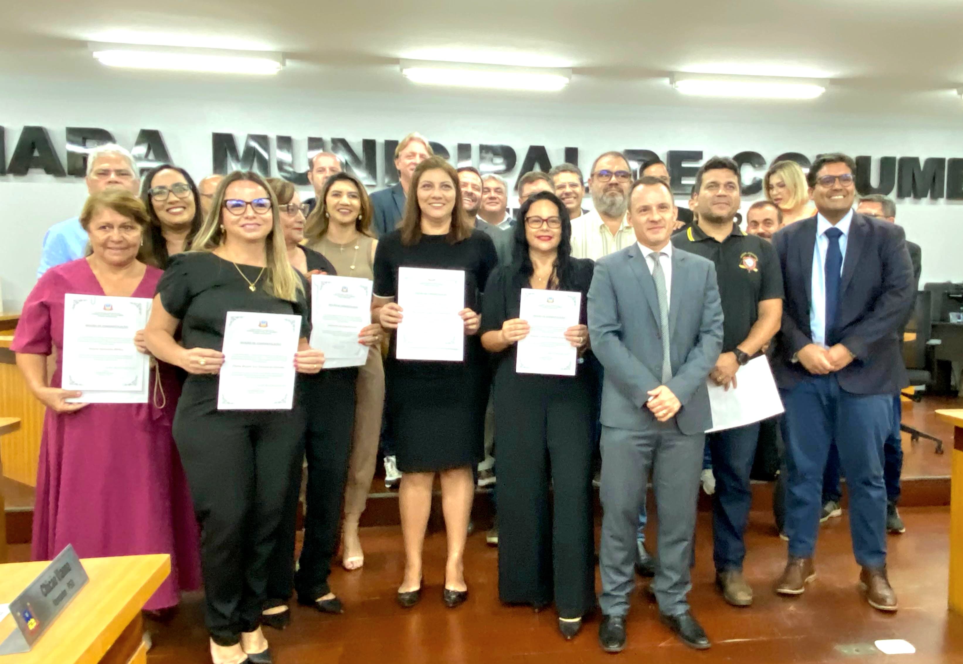 Câmara homenageia oficiais de justiça pelo desempenho de suas funções na região