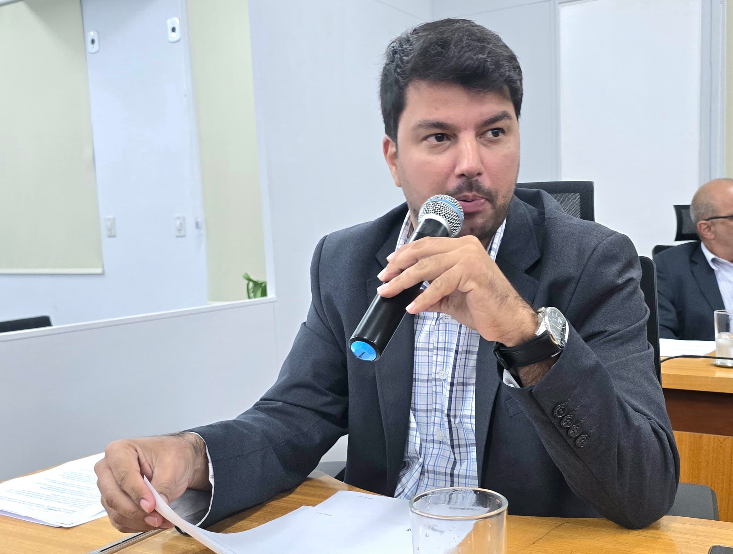Vereador pede intervenção do Poder Público para melhorias em bairros da cidade