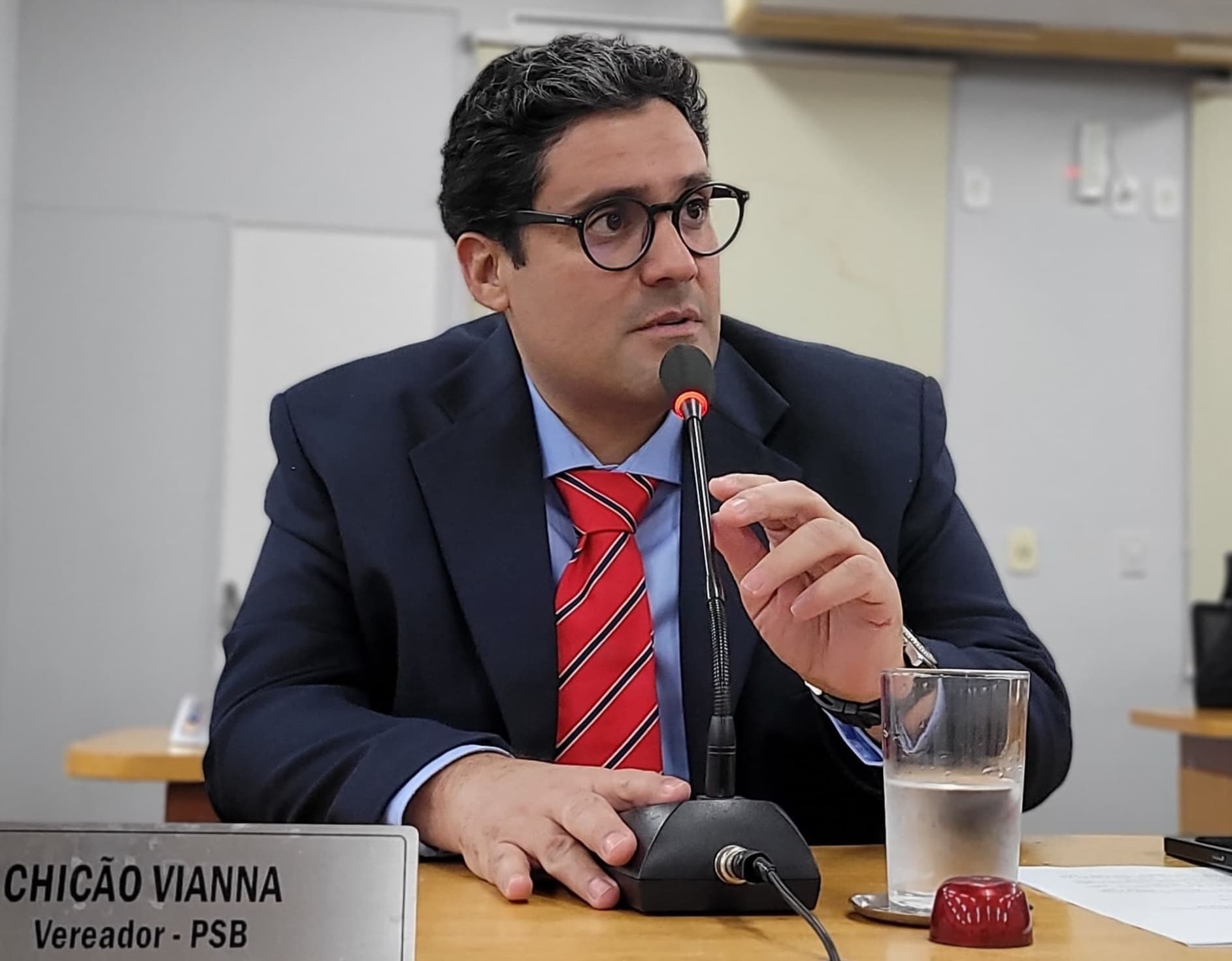 Chicão pede manutenção dos aparelhos de ar-condicionado da UPA do Guatós
