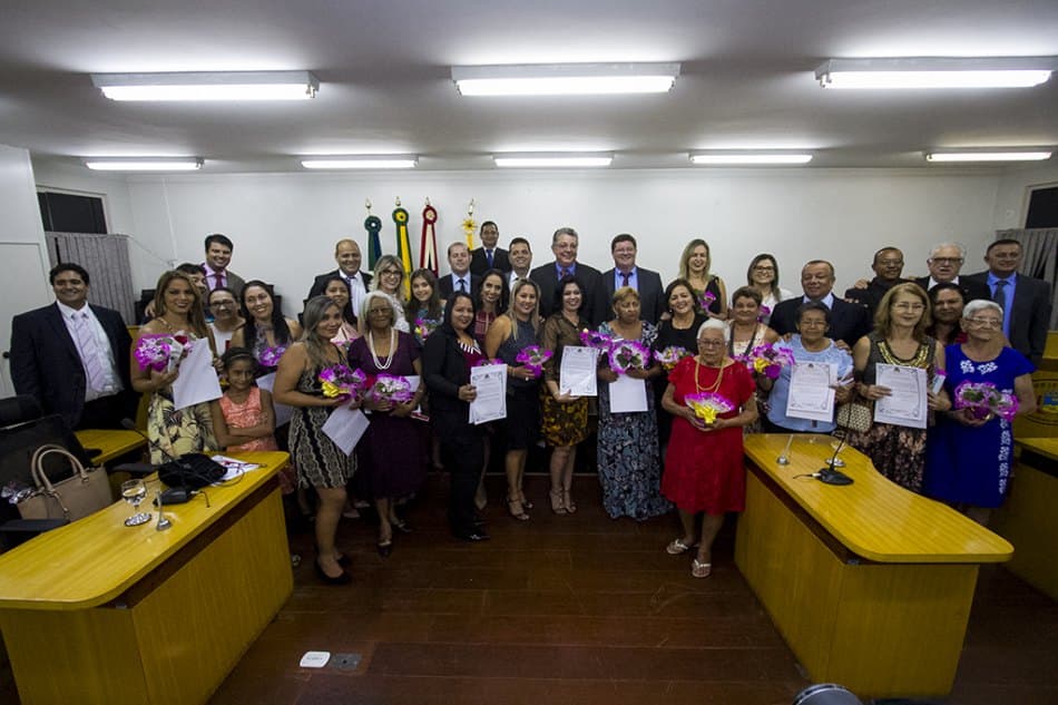 Câmara homenageia personalidades femininas por serviços prestados à sociedade