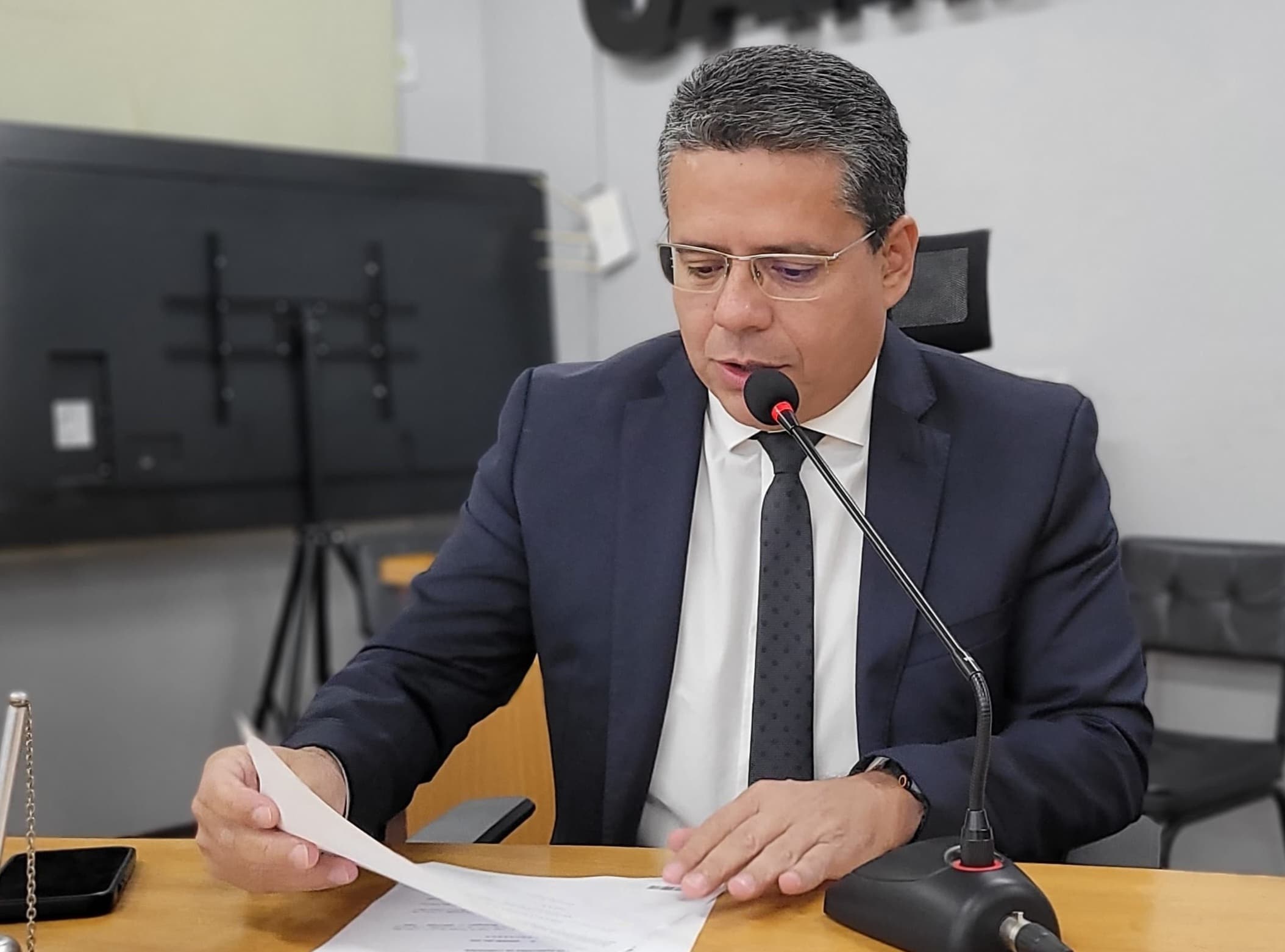 Alexandre solicita pavimentação de alameda no Bairro Popular Velha