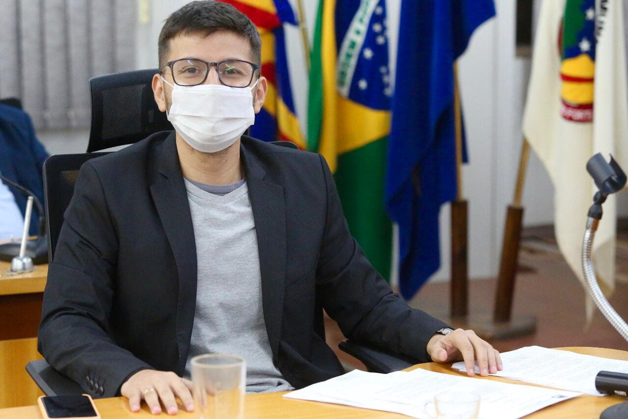 Vereador homenageia diretora e funcionários por ações na Semana do Meio Ambiente