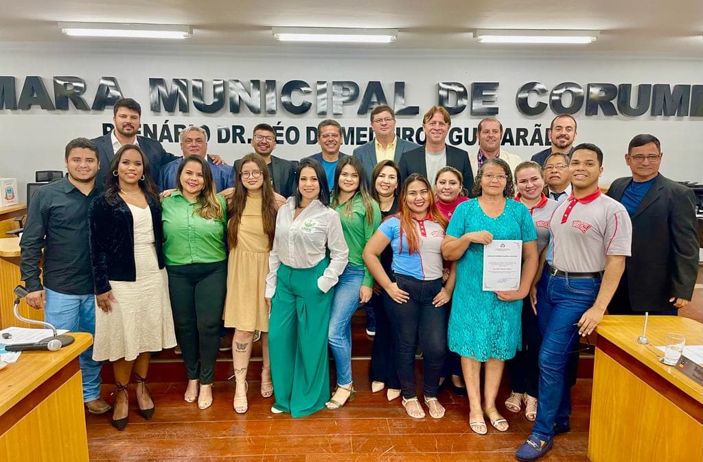 Câmara presta homenagens a pessoas que realizam serviços importantes na cidade