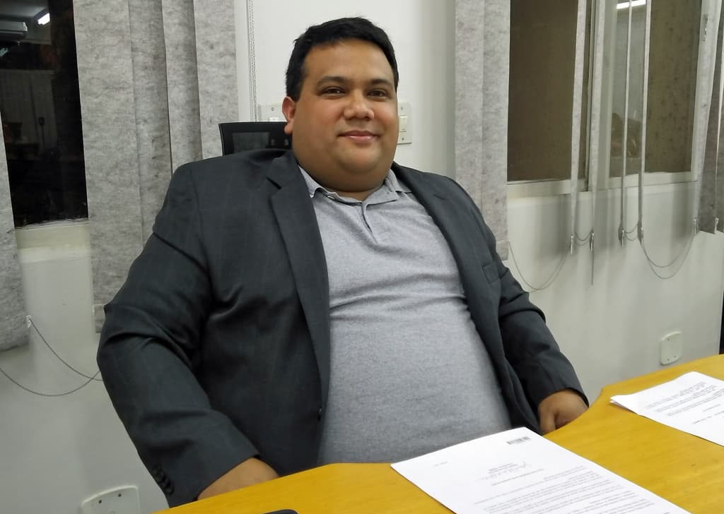 Gabriel pede informações sobre licitações e contratos administrativos na Saúde